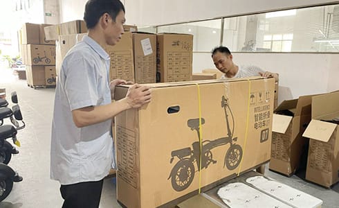 Ouvriers chargés de l'emballage des vélos électriques